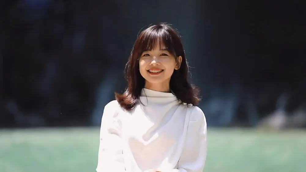 央视最美女记者名不虚传，王冰冰穿民族风服装美如画，笑容太甜