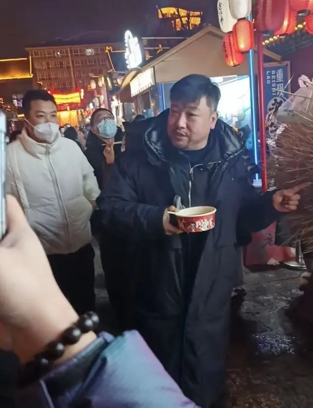 贾冰：现身沈阳逛夜市！黑老大形象太明显，吃路边摊接地气
