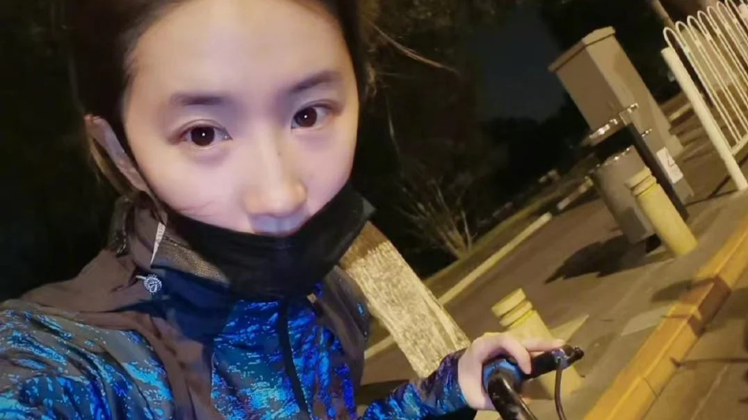 36岁刘亦菲真耐看，纯素颜骑单车走街串巷，真是老天爷追着赏饭吃