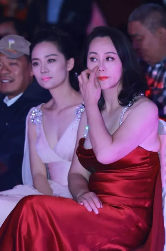 大宋佳携女儿亮相！59岁穿荡领吊带裙风情万种，女儿长得超像妈
