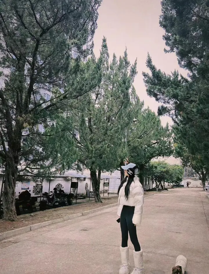 赵露思晒居家随拍，穿白色羽绒服配瑜伽裤遛狗，保暖时尚又惬意