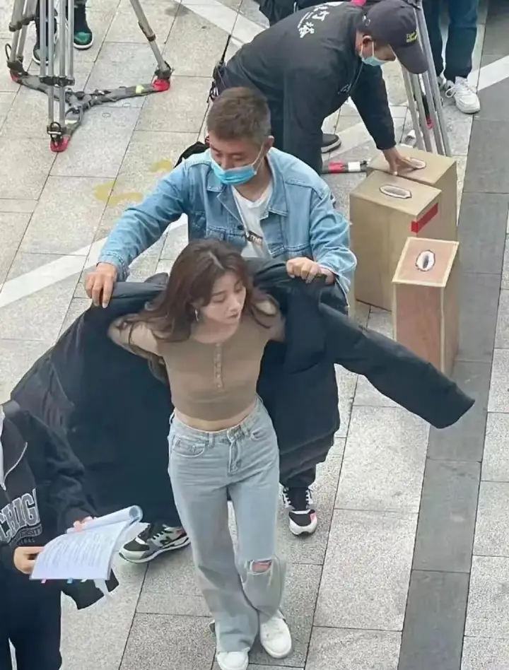 殷桃真有42岁？路人镜头下的她，身材和颜值比20岁姑娘还好