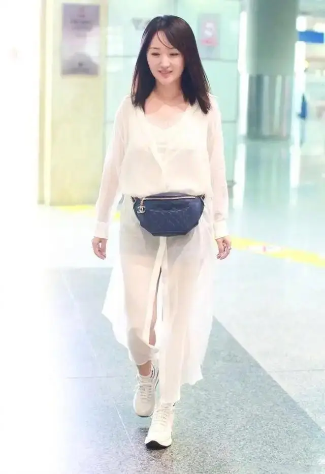 杨钰莹挺自信，51岁还学小姑娘穿“下衣失踪”，却暴露了真实身材