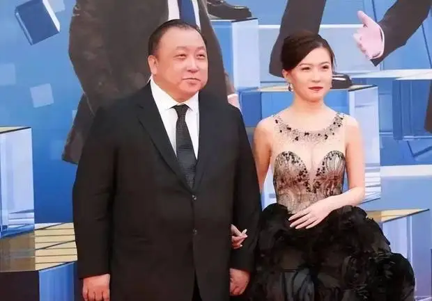 王晶女儿年纪不大倒是敢穿！穿透视短裙走红毯，这颜值身高难捧火