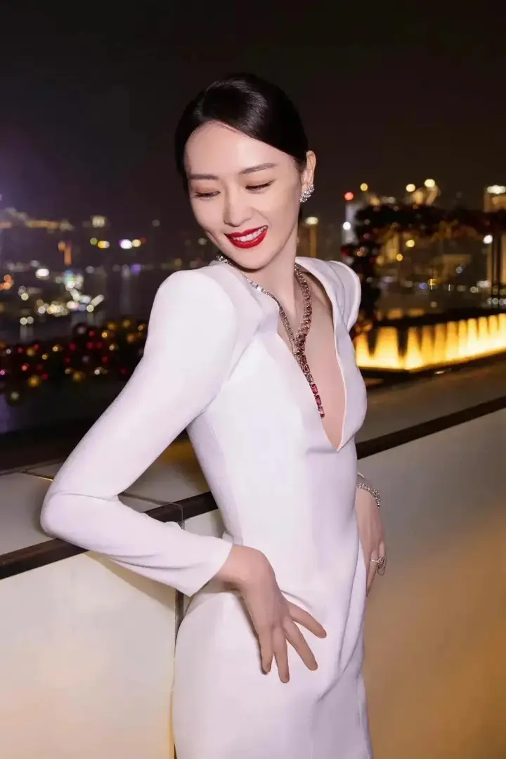 童瑶的小身板真耐看，穿深V连衣裙秀出好身材，颜值、气质一百分