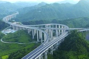 为什么高速公路有那么多的弯道?揭秘背后的科学原理!