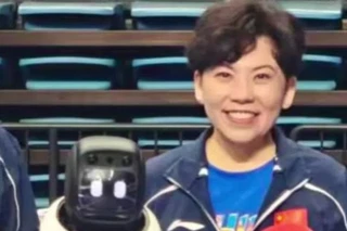 智元机器人乒乓对打世界冠军邓亚萍、郑敏之，全程无遥控全自主