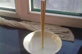 揭秘水碗立筷子的科学解释 并非灵异事件