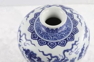 清乾隆青花穿花龙纹梅瓶一对