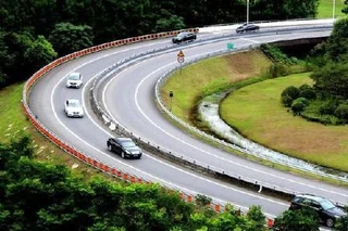 高速公路弯道技巧,新手掌握不好会感觉车辆在外抛