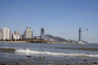 大海涨潮退潮的原理及海水去向之谜