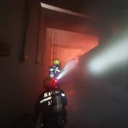 38℃的高温天，上海这群消防员冲进750℃的火场奋战了1小时