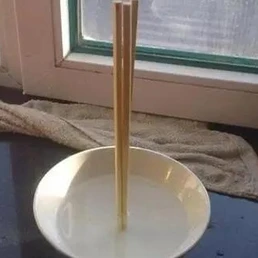 揭秘水碗立筷子的科学解释 并非灵异事件